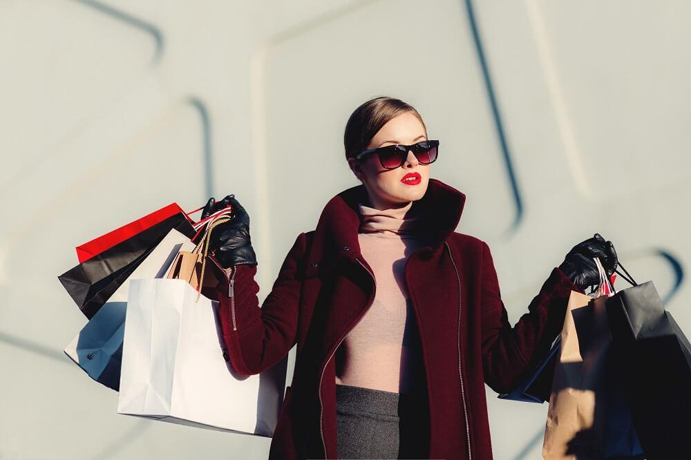 Frau mit Shopping-Bags