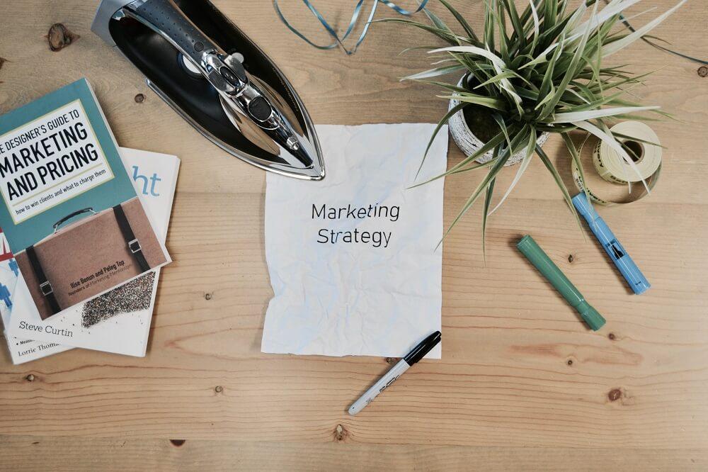 zettel "Marketing Strategy", auf dem Tisch liegend