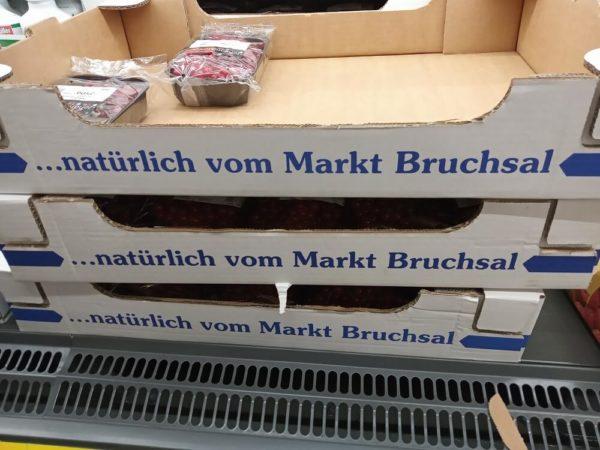 Obstkisten mit der Aufschrift "...natürlich vom markt Bruchsal"