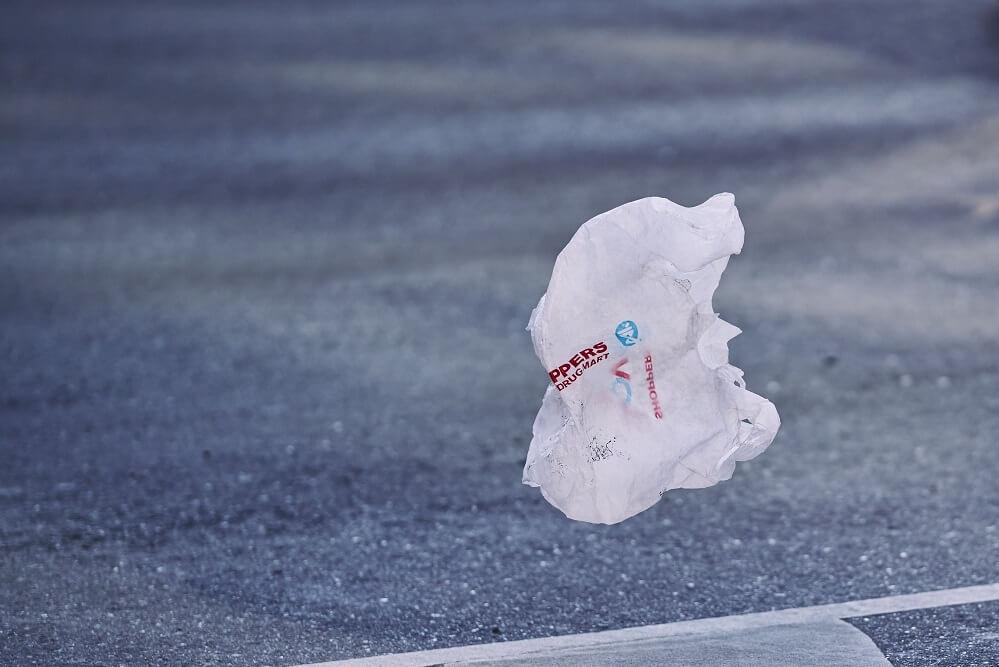 Plastiktüte fliegt über die Straße